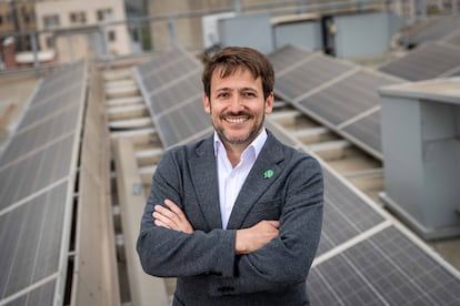 El ministro de Energía de Chile, Diego Pardow, posa en la azotea del Ministerio junto los paneles solares que posee el edificio, el 9 de noviembre de 2022.