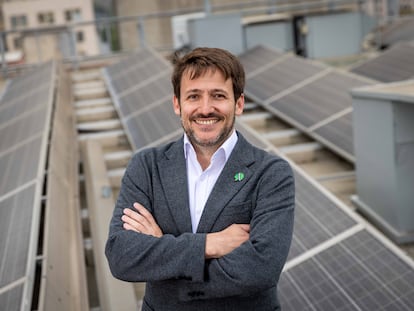 El ministro de Energía de Chile, Diego Pardow, posa en la azotea del Ministerio junto los paneles solares que posee el edificio, el 9 de noviembre de 2022.
