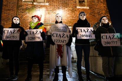 Un grupo lleva carteles de protesta donde se lee "embarazo" en la Rynek Główny, la plaza principal de Cracovia, el pasado 1 de diciembre.