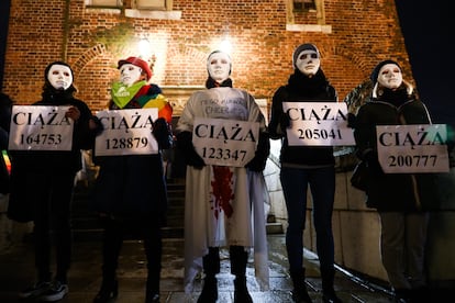 Un grupo lleva carteles de protesta donde se lee "embarazo" en la Rynek Główny, la plaza principal de Cracovia, el pasado 1 de diciembre.