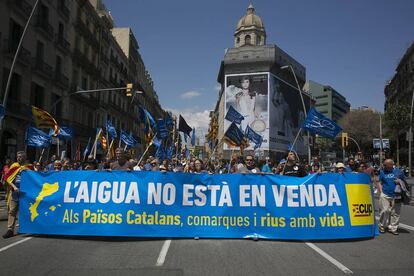 Manifestantes de la CUP, ahir en la marxa contra el Plan Hidrológico del PP.