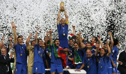 Cannavaro levanta la Copa del Mundo.