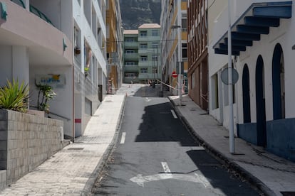 El Puerto Naos, que era un importante enclave turístico, ahora se asemeja a la clásica producción cinematográfica que crea tétricas ciudades abandonadas tras una catástrofe.