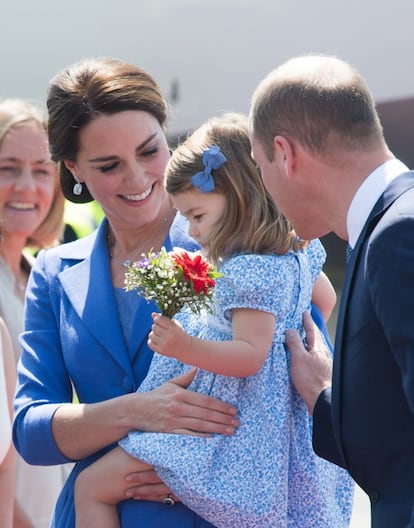 Igual que a su llegada a Polonia el pasado lunes, la duquesa de Cambridge, Kate Middleton, lleva en brazos a su hija la princesa Carlota, bajo la atenta mirada de Guillermo de Inglaterra.