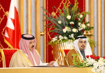 El rey de Bahrein,  Hamad Bin Isa al Jalifa  y, a la derecha, su hijo, el príncipe heredero Salmán bin Hamad al Jalifa, en Sakhir en 2012.