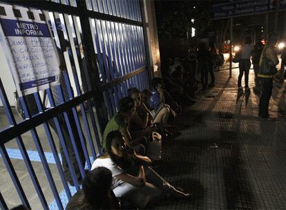 Varias personas esperan en un estación de metro de Sao Paulo. El servicio se vio interrumpido y miles de personas tuvieron que salir de los vagones y caminar por las vías hasta llegar al exterior.