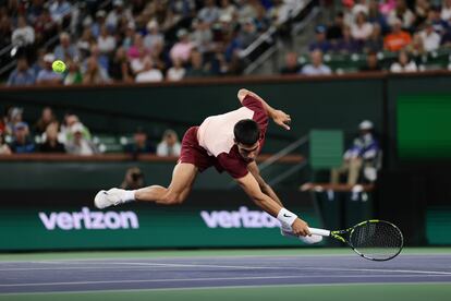 Alcaraz volea de manera acrobática durante el partido contra Shapovalov. / @BNPPARIBASOPEN