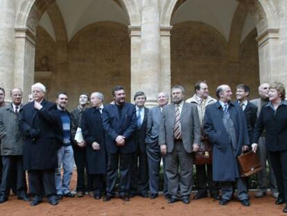 Foto de familia de 18 miembros de la AVL que votaron el dictamen de la unidad de la lengua en febrero de 2005.