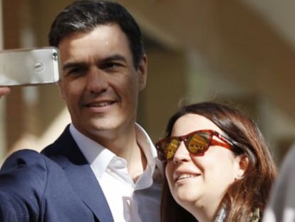 El secretario general del PSOE, Pedro Sánchez, se hace un selfi a su llegada al Centro de Atención Primaria Bufalà, en el segundo día de la gira de tres que Sánchez realiza por Cataluña en apoyo de los alcaldables socialistas para las municipales del 24M.