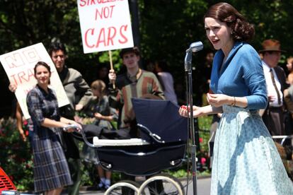 Un truco que podemos copiar del vestuario de The Marvelous Mrs. Maisel: combinar dos prendas del mismo color en distinto tono. Una idea recurrente que repite en varios de sus estilismos a lo largo de la serie y que resulta muy interesante visualmente.