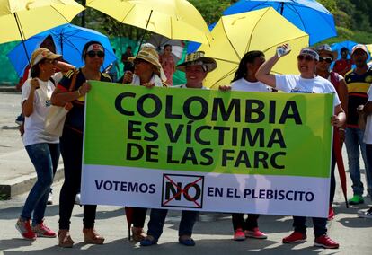 Demonstrators shout "I vote NO to the plebiscite" to protest the government's peace agreement with the Revolutionary Armed Forces of Colombia (FARC) in Cartagena, Colombia September 26, 2016. REUTERS/John Vizcaino