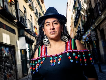 Adriana Guzmán, referente boliviana en feminismo comunitario, fotografiada en el barrio de Las Letras de Madrid.