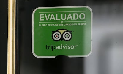 Selo do Tripadvisor na entrada de um estabelecimento no centro de Barcelona.