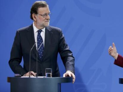 Merkel a Rajoy: "Felicidades, tienes la piel de elefante"