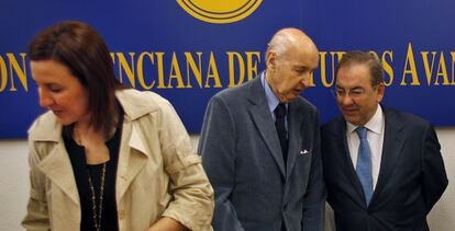 El profesor Santiago Grisol&iacute;a entre los consejeros Mar&iacute;a Jos&eacute; Catal&aacute; y Luis Rosado.