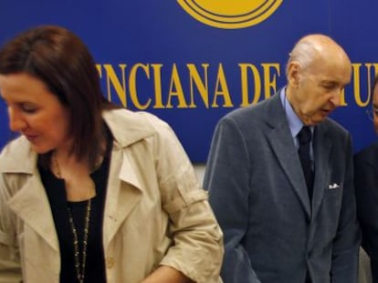 El profesor Santiago Grisol&iacute;a entre los consejeros Mar&iacute;a Jos&eacute; Catal&aacute; y Luis Rosado.