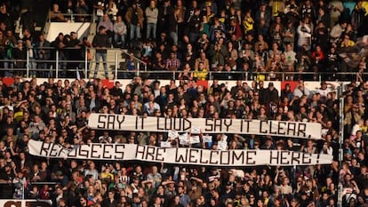 Una pancarta dóna la benvinguda als refugiats durant un partit de futbol a Alemanya.