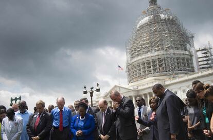 Congresistas en Washington guardan un minuto de silencio en homenaje a las nueve personas asesinadas en Charleston, en el estado de Carolina del Sur. Dylann Roof, de 21 años, abrió fuego contra los feligreses de la Iglesia Episcopal Metodista Africana (AME) Emanuel matando a nueve de ellos, incluido el reverendo Clementa Pinckney, quien también era senador demócrata en el estado.