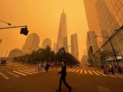 Un peatón camina frente al One World Trade Center en Manhattan (Nueva York), este miércoles.