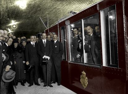 En 1919, Alfonso XIII inauguró el moderno suburbano -uno de los más modernos del mundo- con un viaje por la primera línea de metro, que enlazaba la Puerta del Sol con el barrio de nueva construcción de Cuatro Caminos, donde se ubican las cocheras.