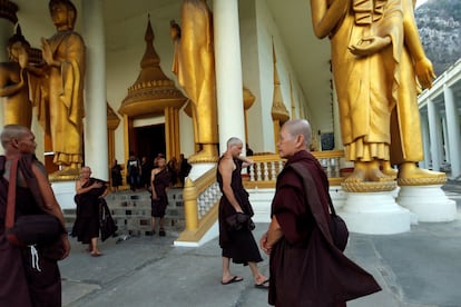 'Mi trabajo era realmente estresante, era un esclavo de la sociedad occidental' dice el ex paciente alemán, ahora conocido como monje Atalo. En la imagen, tras su ceremonia de ordenación en el monasterio Wat Thamkrabok.