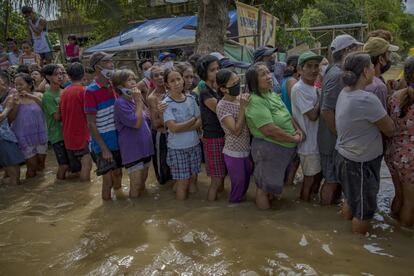 Residentes de Tuguegarao (Filipinas), afectados por el tifón Vamco, hace cola para recibir víveres. Vamco, el quinto tifón que azota Filipinas en menos de un mes, ha causado graves riadas y corrimientos de tierra en muchas partes de Luzón, incluida Manila, donde han sufrido las peores inundaciones en décadas.