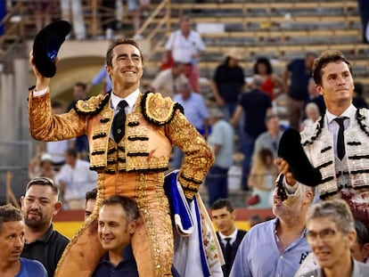 El Fandi y Daniel Luque, a hombros en la Feria de Hogueras.