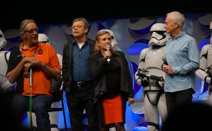 Los actores de la triología de 'Star Wars', desde la izquierda, Peter Mayhew (Chewbacca), Mark Hamill (Luke Skywalker), Carrie Fisher (Leia) y Anthony Daniels (C-3PO), en la celebración de un acto de la saga fantástica en Calfornia, en 2015.