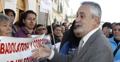 José Antonio Griñán, conversa con una treintena de vecinos de Badolatosa (Sevilla).