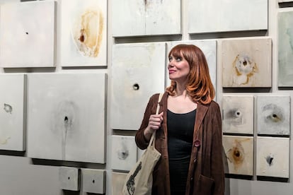Paula Bonet, este martes, en el Centre Cultural La Nau de la Universitat de València, con sus pinturas de la exposición 'La anguila'.
