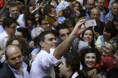 El secretari general del PSOE, Pedro Sánchez, es fa una foto durant l'acte de presentació de les candidatures socialistes a les eleccions del 20 de desembre.