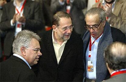 Felipe González, Javier Solana y Gregorio Peces-Barba, ayer en la clausura de la Conferencia Política del PSOE.