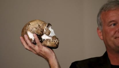 El cient&iacute;fico Lee Berger sostiene una r&eacute;plica del cr&aacute;neo del &#039;Homo naledi reci&eacute;n descubierto. 