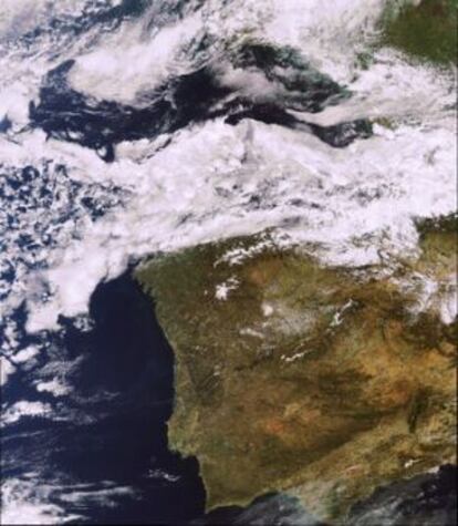 Imagen de la península Ibérica tomada por el ‘Envisat’ el pasado 8 de abril a las 14.05, hora peninsular.