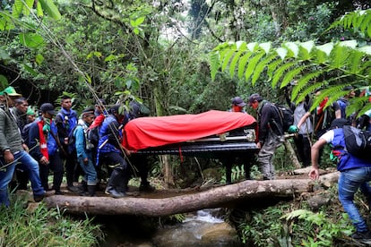 Indígenas del Cauca cargan el féretro de Albeiro Camayo, uno de los líderes de la Guardia Indígena, asesinado por disidencias de las FARC