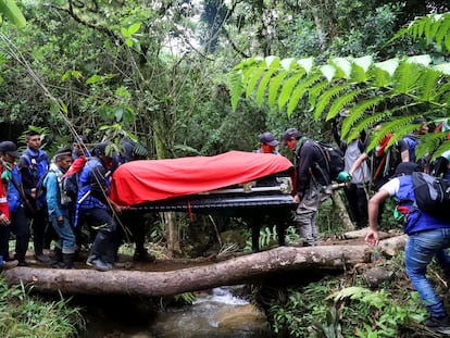 Habitantes de la comunidad de Mondomo, en Cauca (Colombia), cargan el ataúd del líder indígena asesinado Albeiro Camayo, el 27 de enero de 2022.