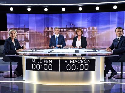 Marine Le Pen y Emmanuel Macron posan antes de comenzar el debate electoral el 3 de mayor de 2017.