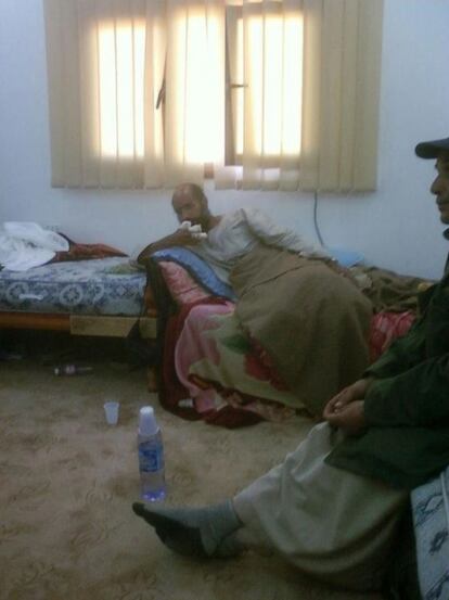Una imagen tomada de la televisión libia AHRAR que muestra a Saif al Islam detenido.