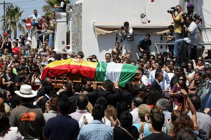 Entierro de Rocío Jurado en Chipiona (Cádiz), en 2006.