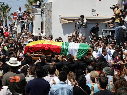 Entierro de Rocío Jurado en Chipiona (Cádiz), en 2006.