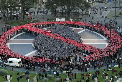 Un símbolo antibélico en una protesta contra la guerra de Irak en Barcelona, el 10 de abril de 2003. 