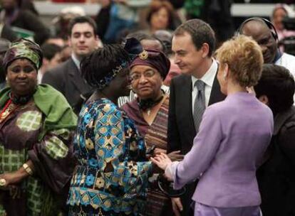 La vicepresidenta María Teresa Fernández de La Vega (de espaldas) saluda a la ministra de Kenia y premio Nobel de la Paz Wangari Maathai, con Zapatero y la presidenta de Liberia, Ellen Johnson-Sirleaf.