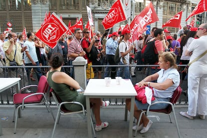 Un momento de la manifestación de ayer a su paso por la calle de Alcalá de Madrid.