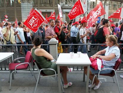 Un momento de la manifestación de ayer a su paso por la calle de Alcalá de Madrid.