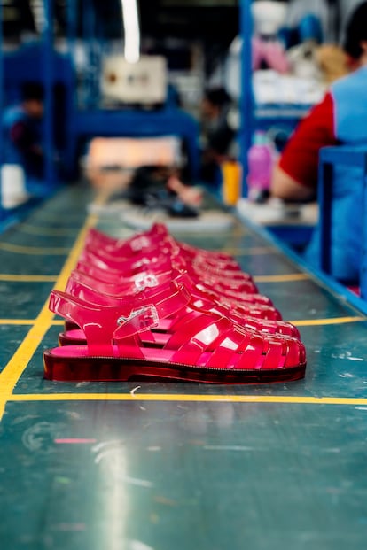 Zapatos del modelo Possession, de Melissa, en una de las factorías de la marca. Todas están ubicadas en Brasil.