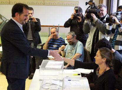 El candidato del PP, Carlos Iturgaiz, ha ejercido su derecho al voto en la Escuela de Idiomas de Getxo (Bizkaia).