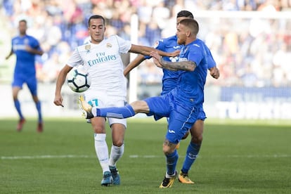 Mauro Arambarri del Getafe pelea un balón ante Lucas Vázquez.