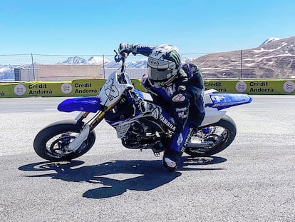 Maverick Viñales se entrena este lunes con una Supermotard en el circuito de Pas de la Casa.