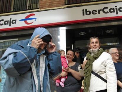 Residentes de la Corrala La Utop&iacute;a salen de la sucursal de Ibercaja en el barrio de Los Remedios, en Sevilla.