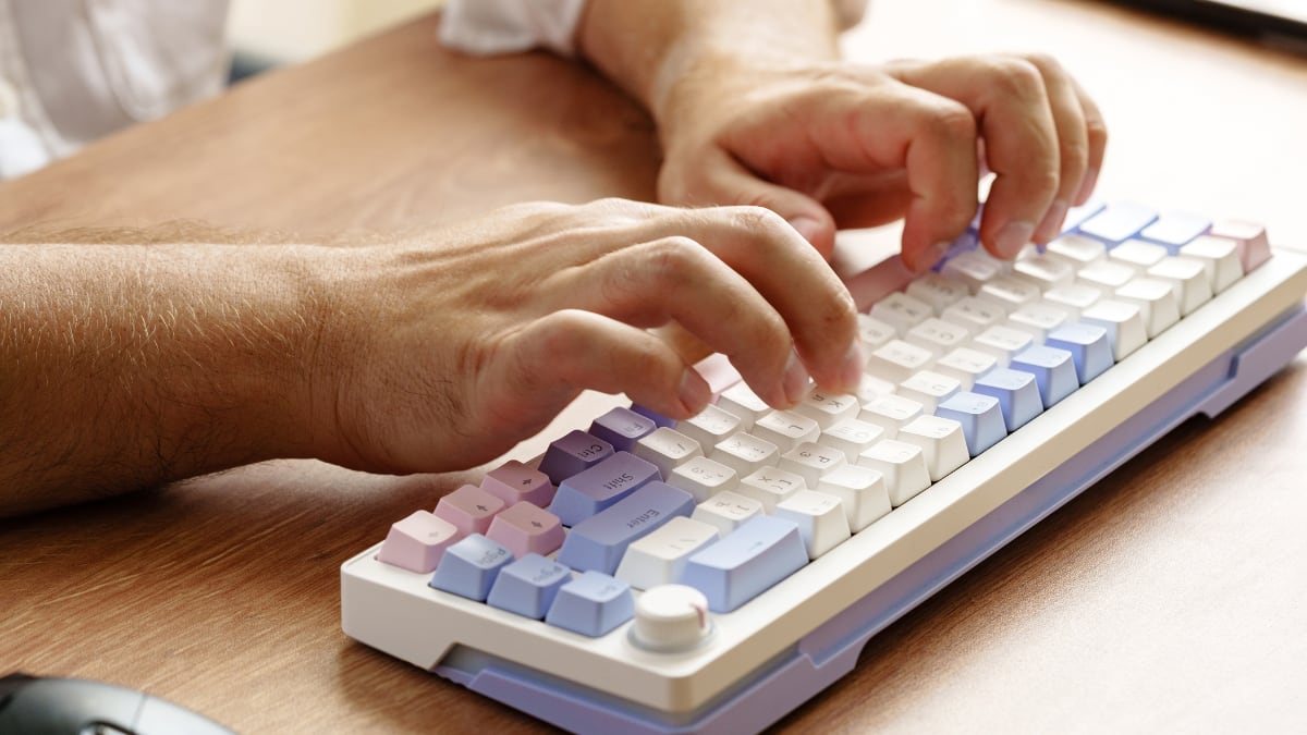 Los teclados inalámbricos de colores que están transformando los escritorios más aburridos